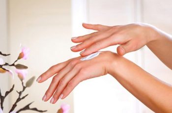 Thuyền xuyên dưỡng da tay để nâng cao hiệu quả điều trị và ngừa bệnh tái phát