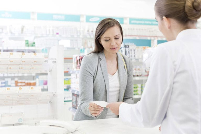 Hãy nói chuyện với bác sĩ trước khi sử dụng thuốc loại thuốc uống chứa retinoid để tránh các tác dụng phụ nguy hiểm