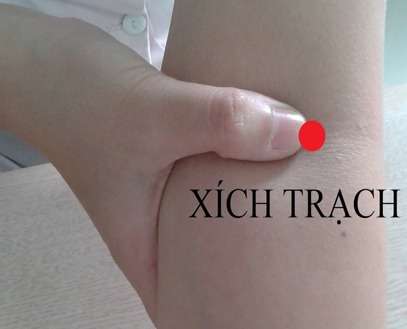 Chữa viêm họng bằng cách bấm huyệt xích trạch