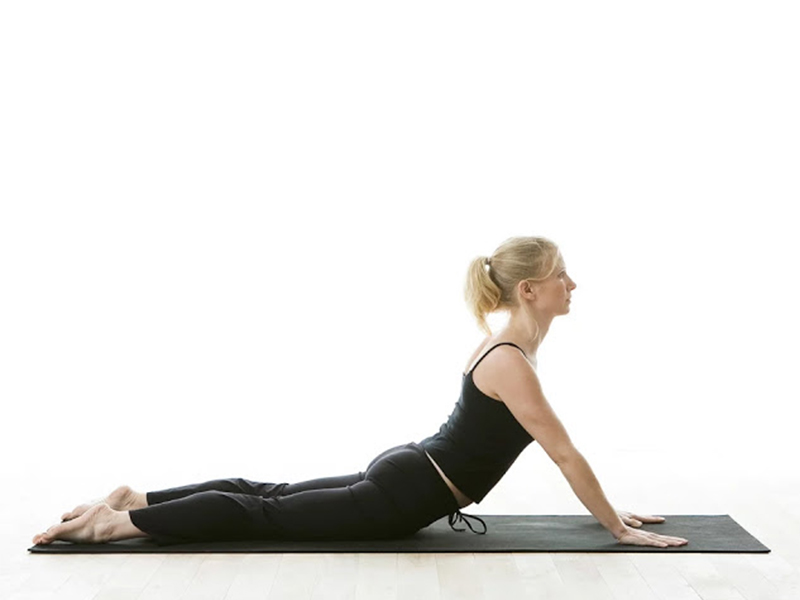 Tư thế bhujangasana là bài tập yoga chữa đau khớp gối đặc biệt hiệu quả