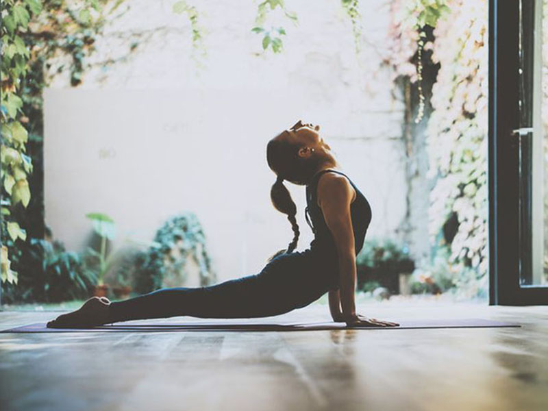 Tư thế januhastasana là bài tập yoga chữa đau khớp gối hiệu quả