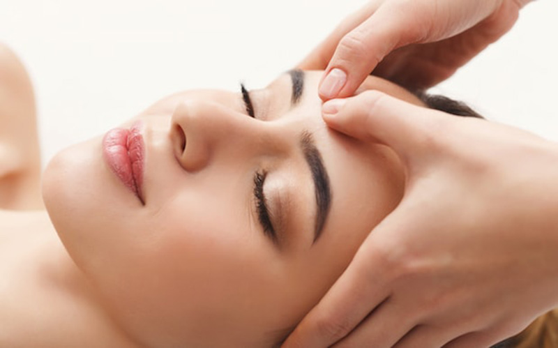 Massage mặt và đầu có thể cải thiện các triệu chứng viêm xoang, ù tai