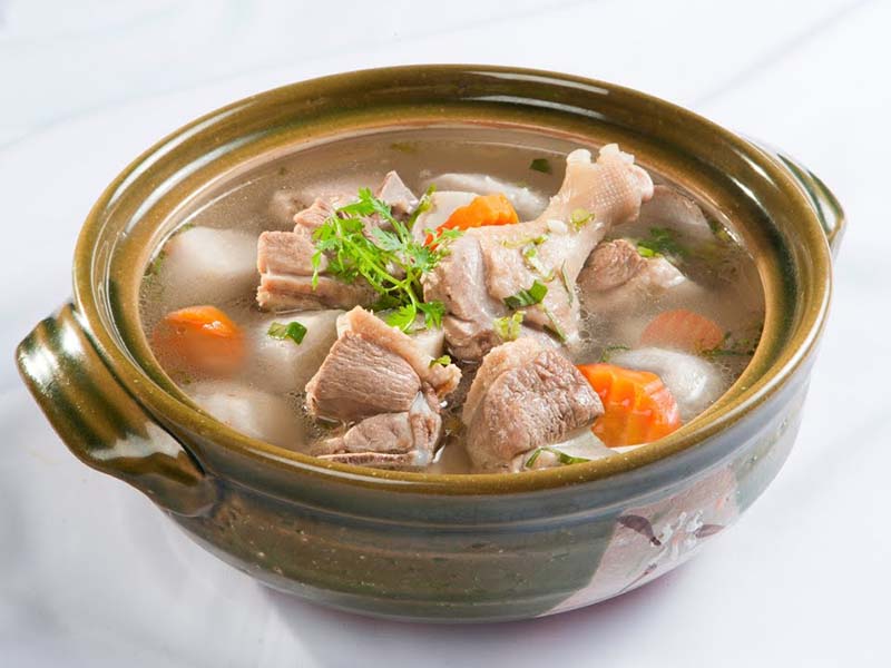 Canh khoai sọ nấu sườn non là món ăn bổ dưỡng dành cho người bị đau xương khớp