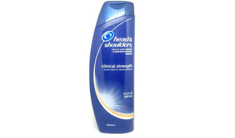 Head & Shoulders là sản phẩm trị gàu quen thuộc, dễ tìm mua được ở các siêu thị, tạp hóa…