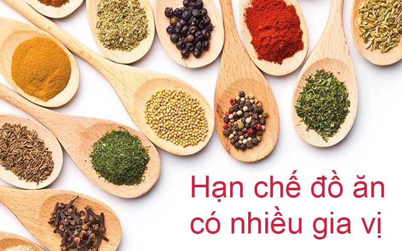 Đồ ăn nhiều gia vị làm tích tụ axit uric trong máu