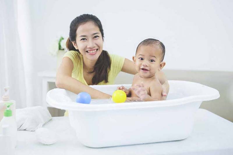 Chườm nóng, tắm bằng nước ấm là biện pháp cải thiện hữu hiệu