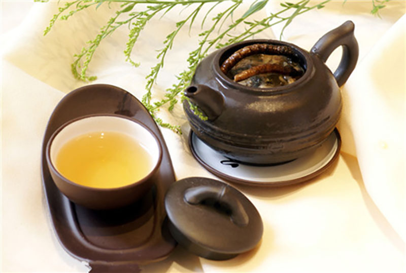 Đông trùng hạ thảo tươi dùng để pha trà cần được lựa chọn kỹ càng, loại hết các tạp chất độc hại