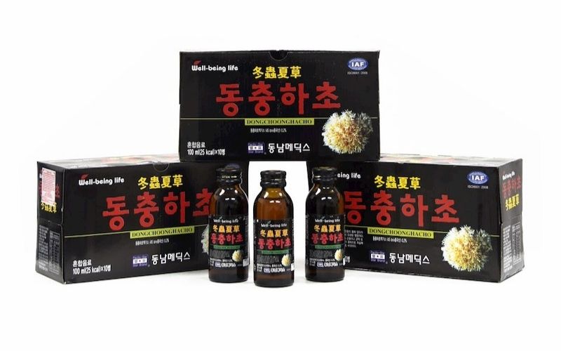 Nước đông trùng được chiết xuất từ đông trùng hạ thảo tươi và các dược liệu quý từ thiên nhiên
