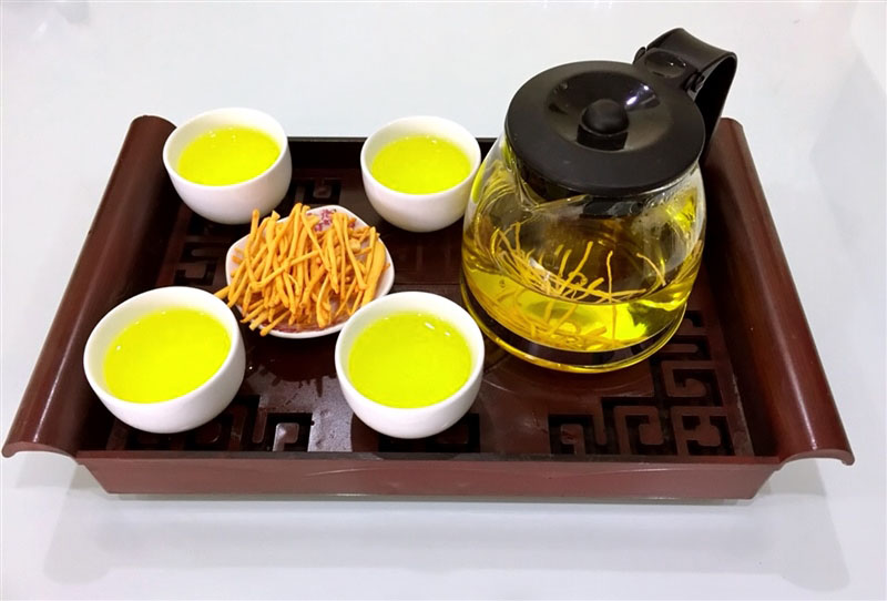 Nước trà màu vàng óng, mùi thơm nhẹ là đạt yêu cầu