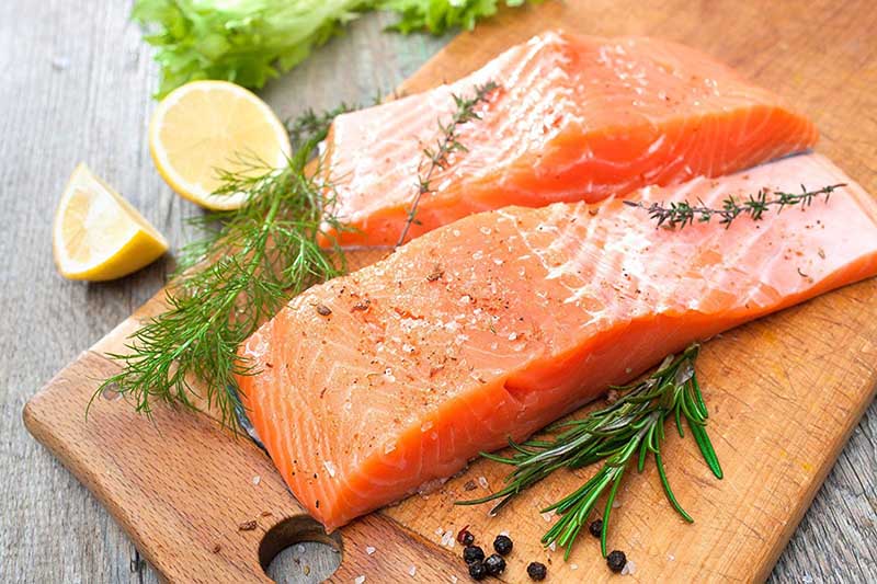 Cá hồi chứa nhiều Omega 3 tốt cho bệnh nhân bị viêm tuyến tiền liệt