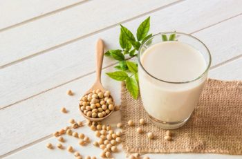 Sữa đậu nành là thức uống có nguồn gốc từ thực vật và chứa nhiều chất dinh dưỡng