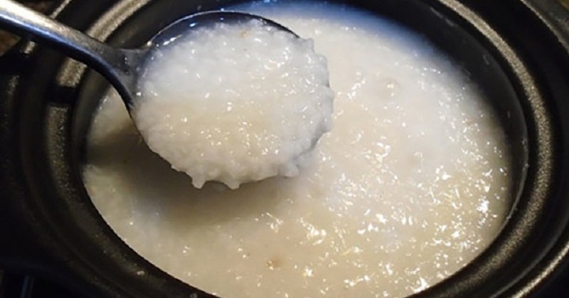 Gạo nấu với bột sắn dây để nấu