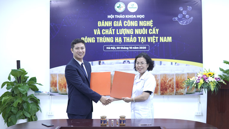 Viện nghiên cứu và phát triển Y dược cổ truyền dân tộc chính thức ký kết hợp tác với Trung tâm dược liệu Vietfarm