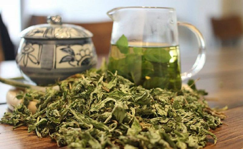 Lá sen khô là một trong số rất nhiều bộ phận của cây này có thể dùng làm thuốc