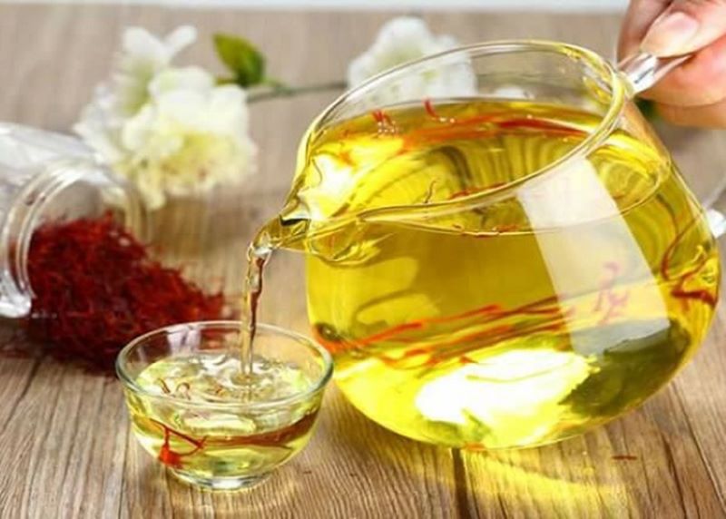 Nhụy hoa nghệ tây kết hợp với hoa cúc là cách pha trà được nhiều người sử dụng