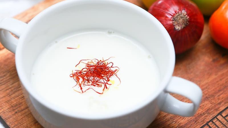 Dùng nhụy hoa nghệ tây pha với sữa 5 - 7 sợi mỗi lần uống