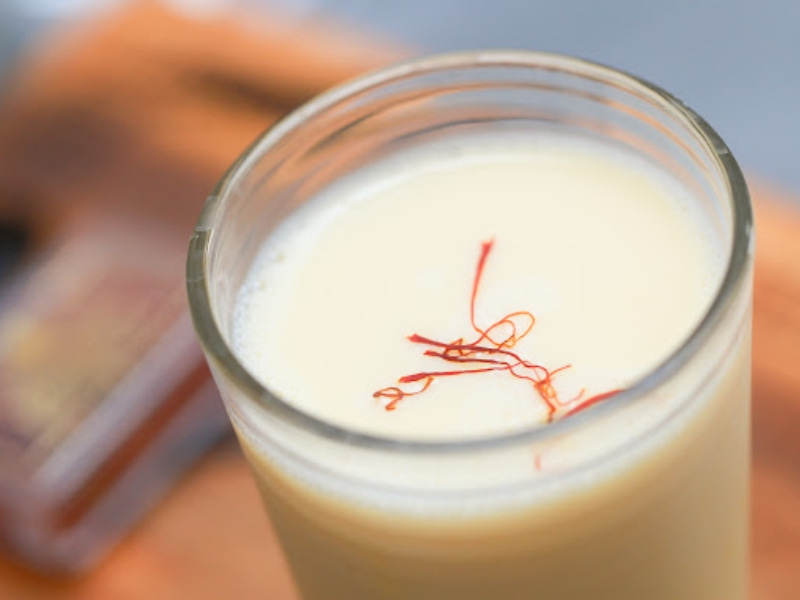 Thức uống saffron cùng sữa có thể sử dụng cho trẻ em giúp tăng cường hiệu quả học tập