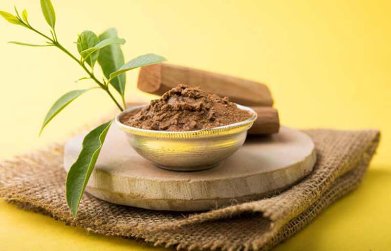Mặt nạ nhụy hoa nghệ tây và bột gỗ đàn hương giúp loại bỏ các vết thâm, nám và se khít lỗ chân lông