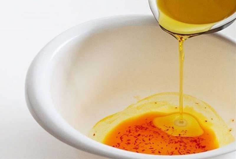 Sử dụng saffron mật ong vào buổi sáng hoặc mỗi tối trước khi đi ngủ