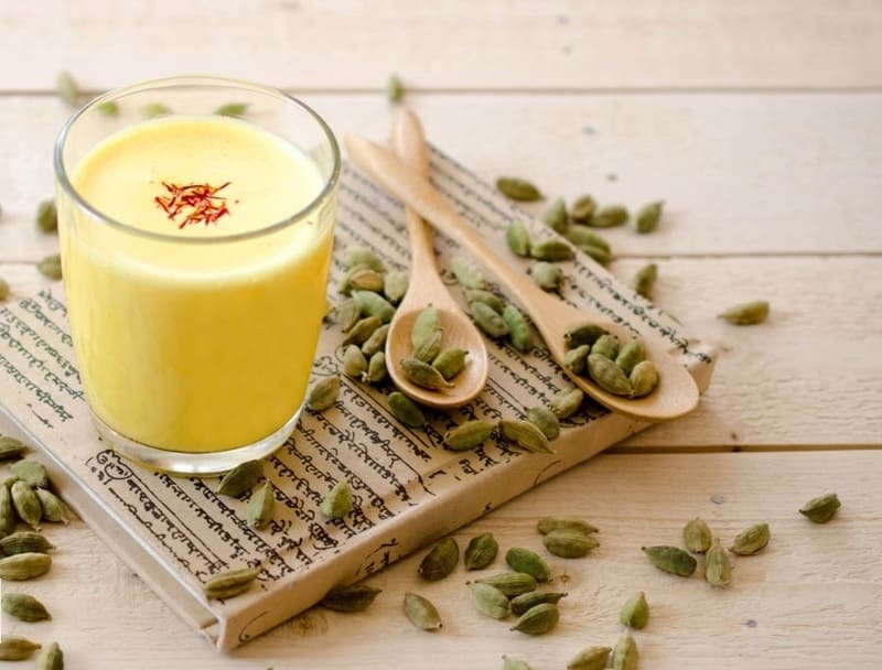 Saffron Oita được uống cùng với sữa
