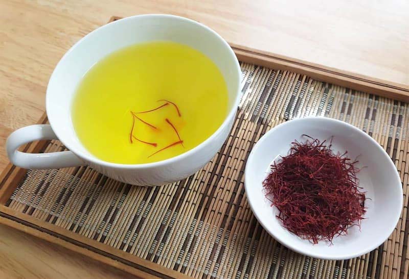 Trà nhụy hoa nghệ tây tác dụng trị mụn từ sâu bên trong