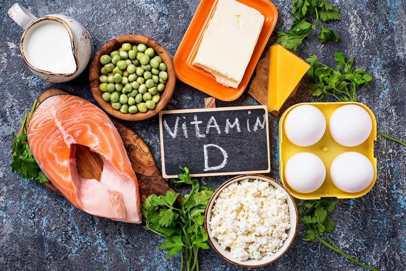 Nên bổ sung thực phẩm chứa vitamin D cho người bị tràn dịch khớp gối