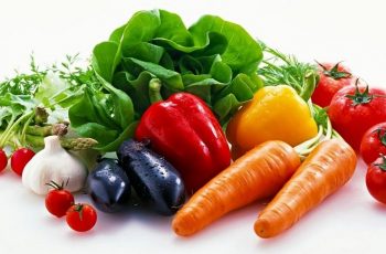 Rau củ, hoa quả chứa nhiều vitamin là thực phẩm không thể thiếu trong bữa ăn của người bị bệnh chàm