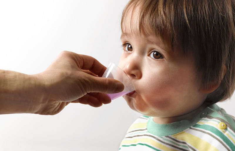 Bố mẹ có thể cho trẻ uống thuốc Tây y để điều trị bệnh