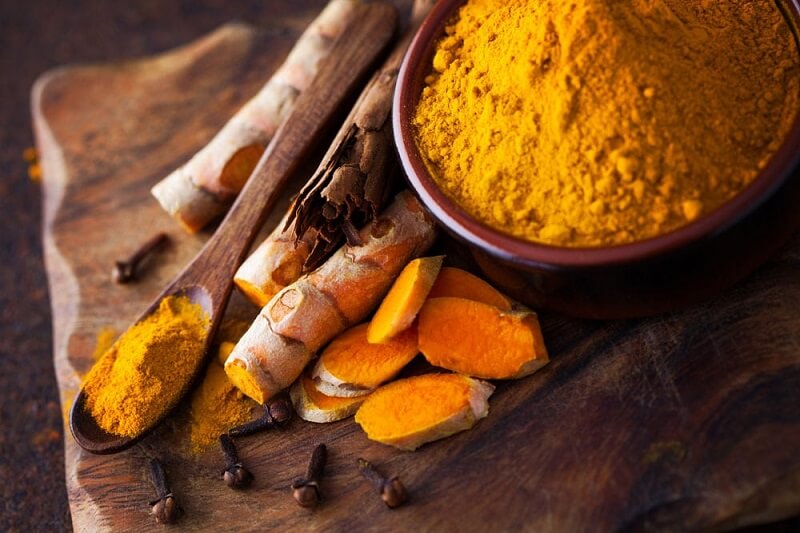 Curcumin trong nghệ giúp tái tạo da, làm đầy vết sẹo lõm