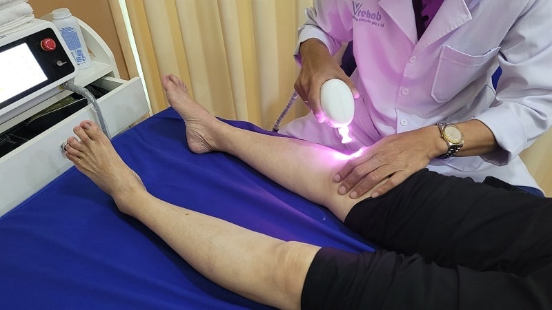 Điều trị xương khớp bằng tia laser là một phương pháp hiện đại, không xâm lấn