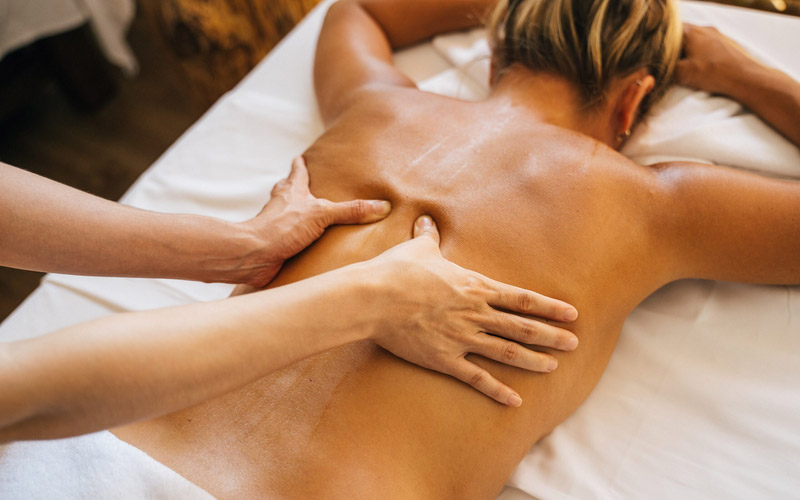 Massage nhẹ nhàng giúp cải thiện đau nhức xương khớp khi thay đổi thời tiết